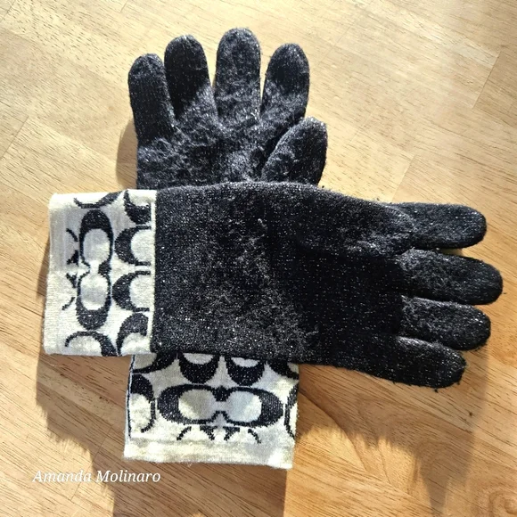 COACH Signature Logo Knit Gloves | OS - Picture 4 of 8